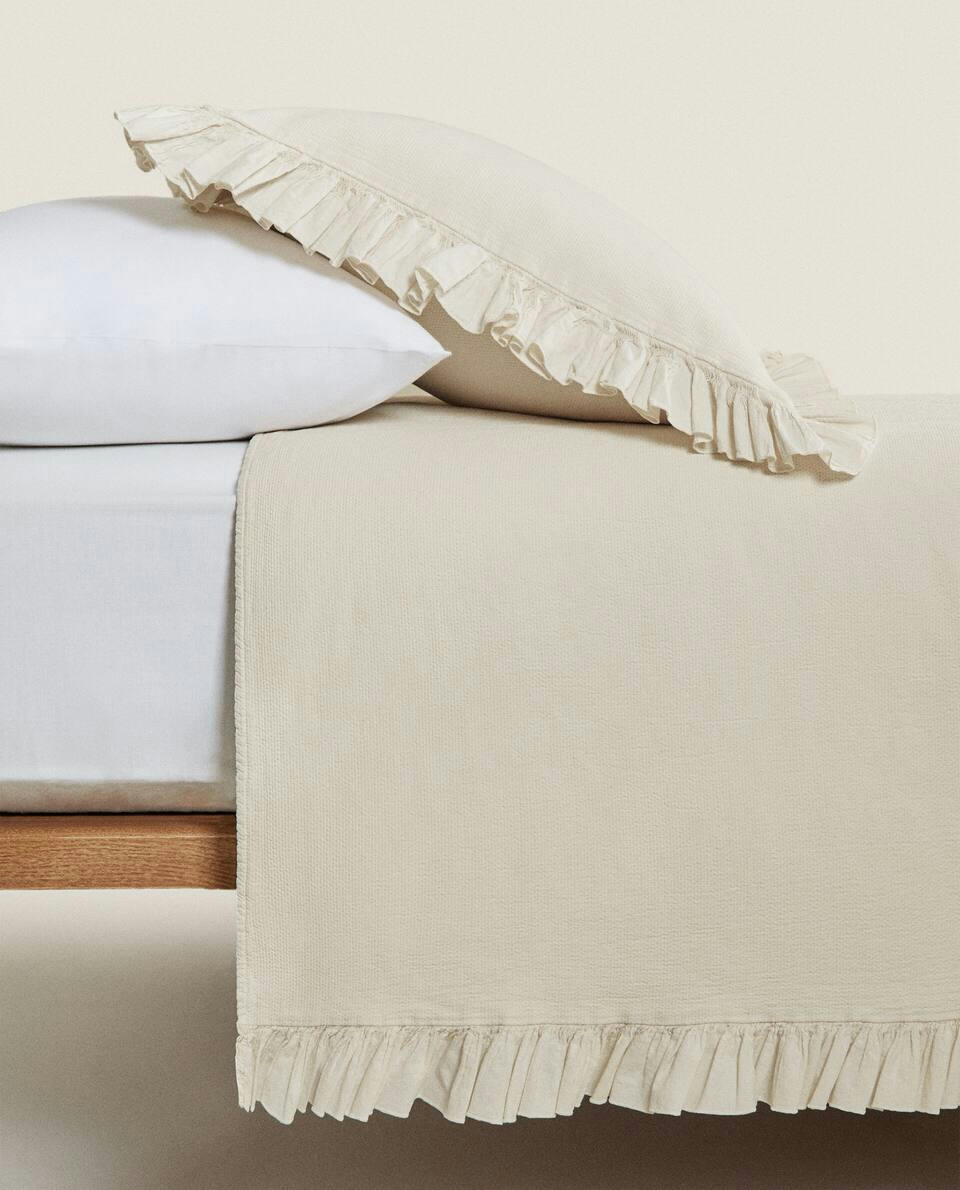 BEDSPREAD WITH PLEATED RUFFLE
