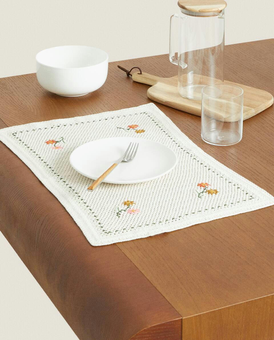 FLORAL CROCHET PLACEMAT