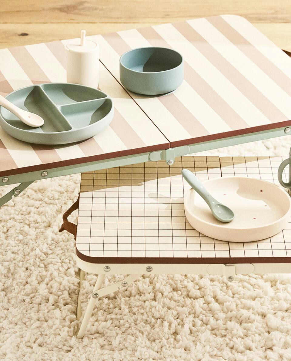 LARGE FOLDABLE TABLE