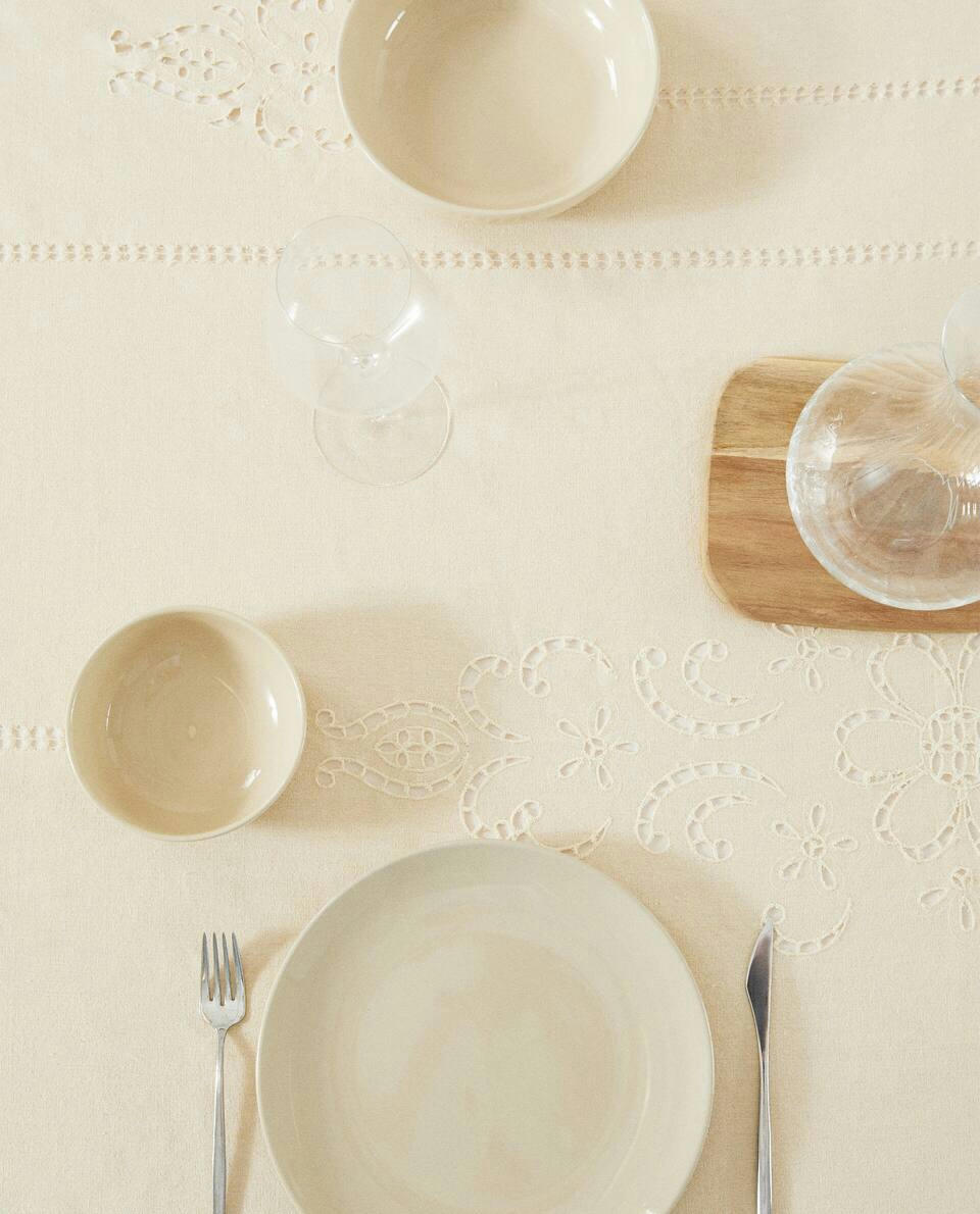 EMBROIDERED FLOWER TABLECLOTH