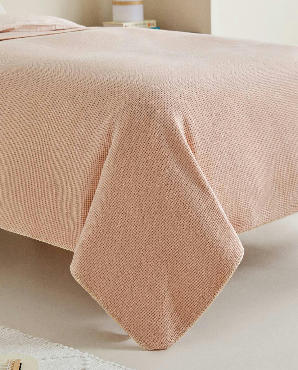 TEXTURED WAFFLE-KNIT BEDSPREAD