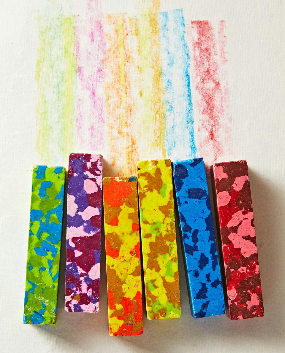 MULTICOLOURED CRAYONS (PACK OF 6)