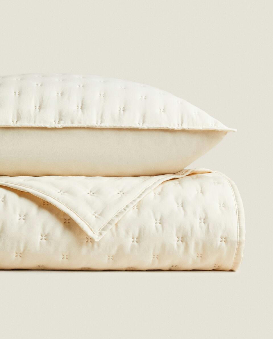 QUILTED QUILT WITH DOTS