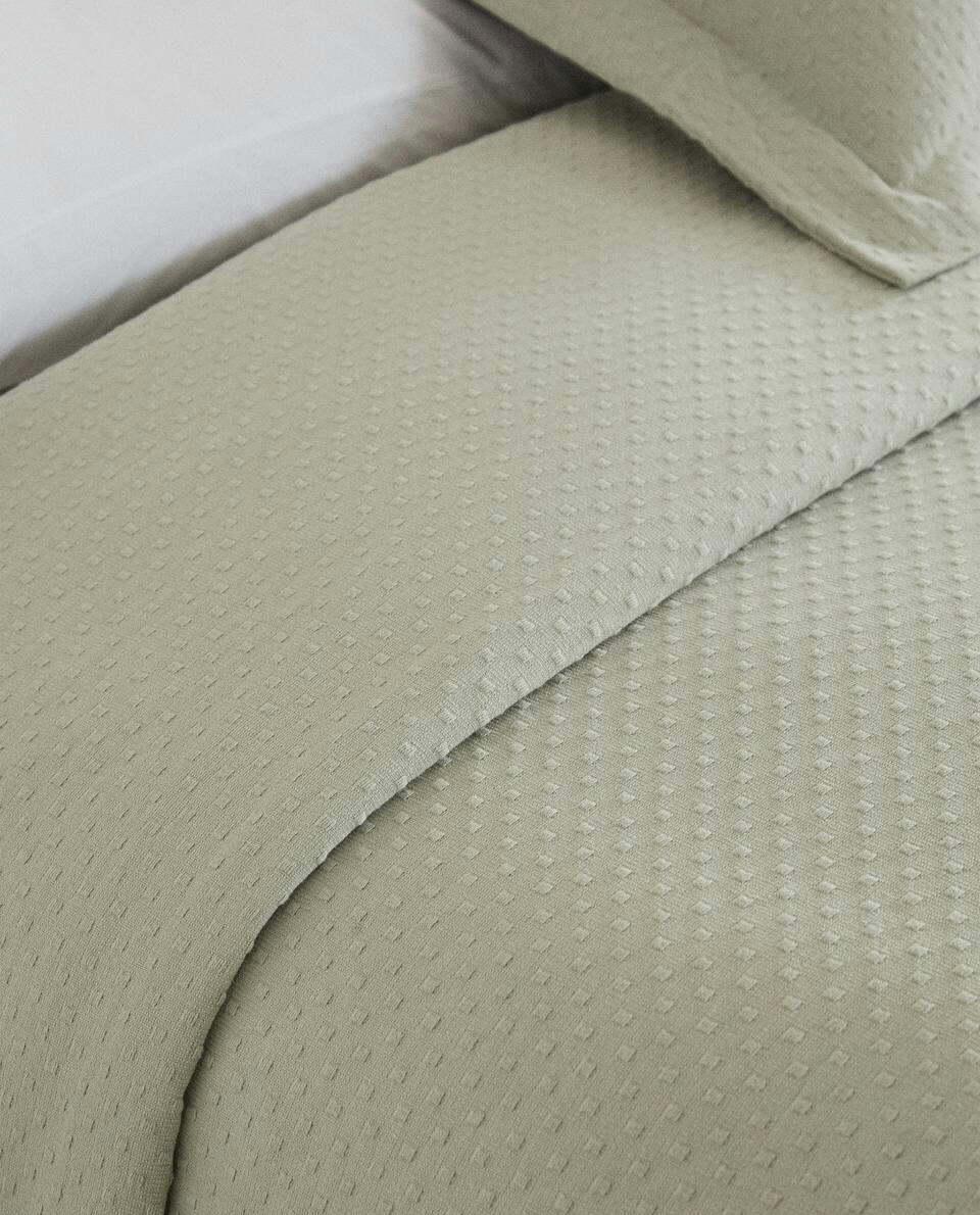 BEDSPREAD WITH POLKA DOT DESIGN