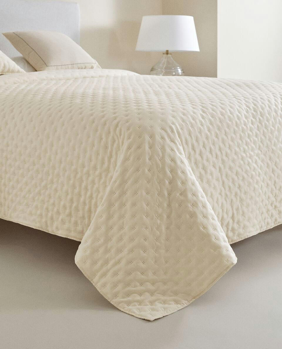 QUILTED QUILT WITH DOTS
