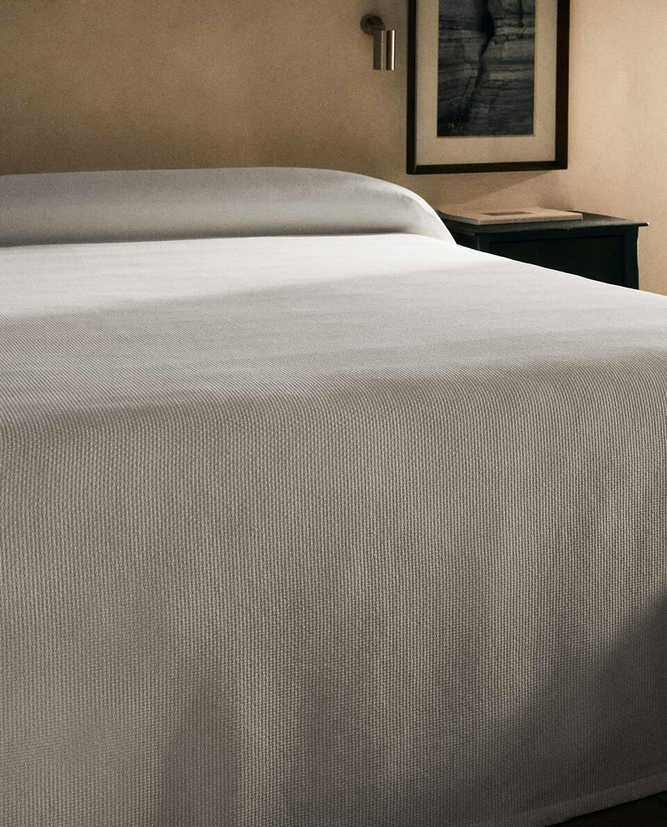 TEXTURED BEDSPREAD