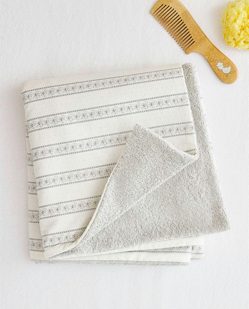 TOWEL WITH FLORAL BORDER