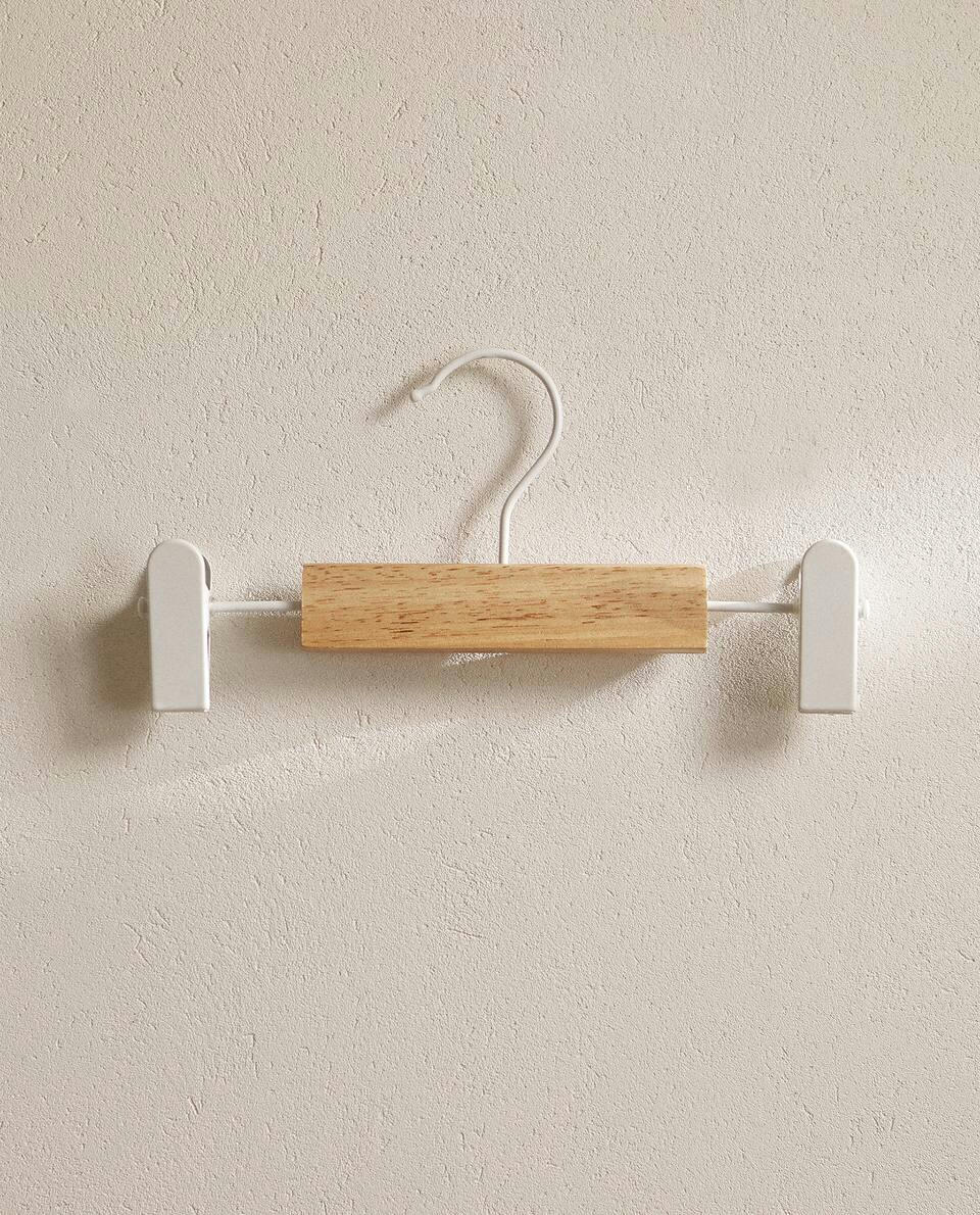 WOODEN HANGER WITH CLIPS (SET OF 3)