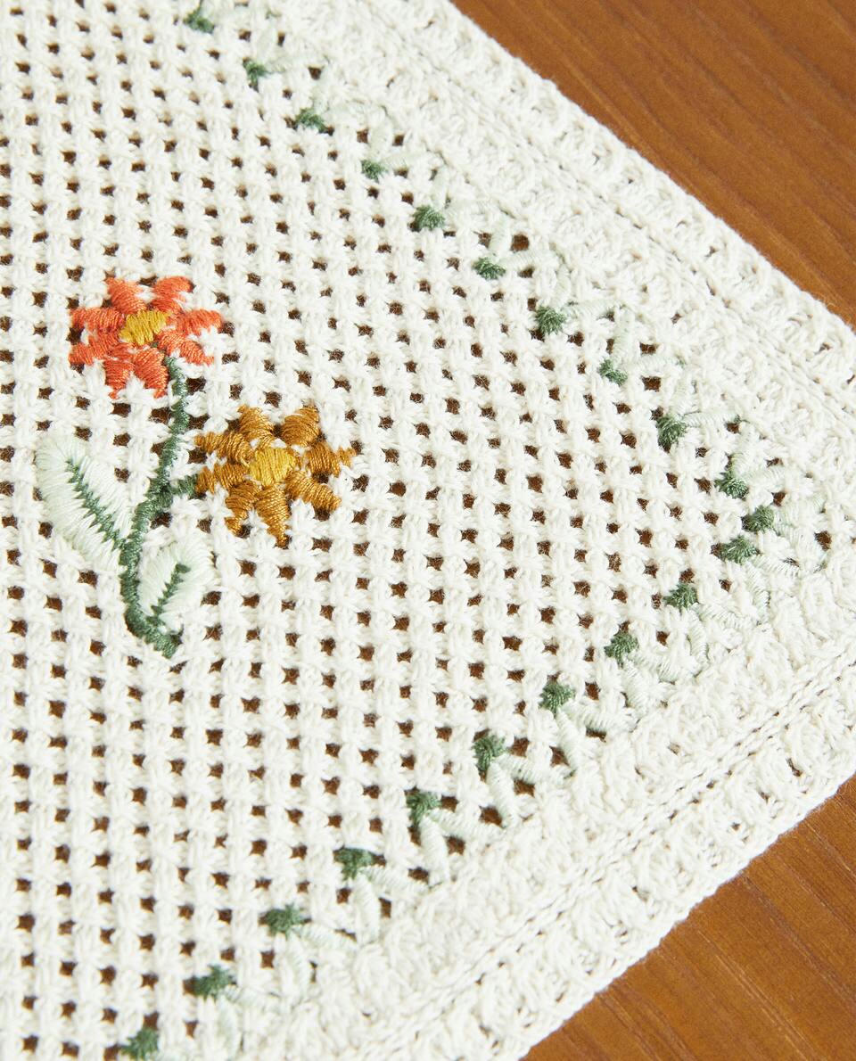 FLORAL CROCHET PLACEMAT
