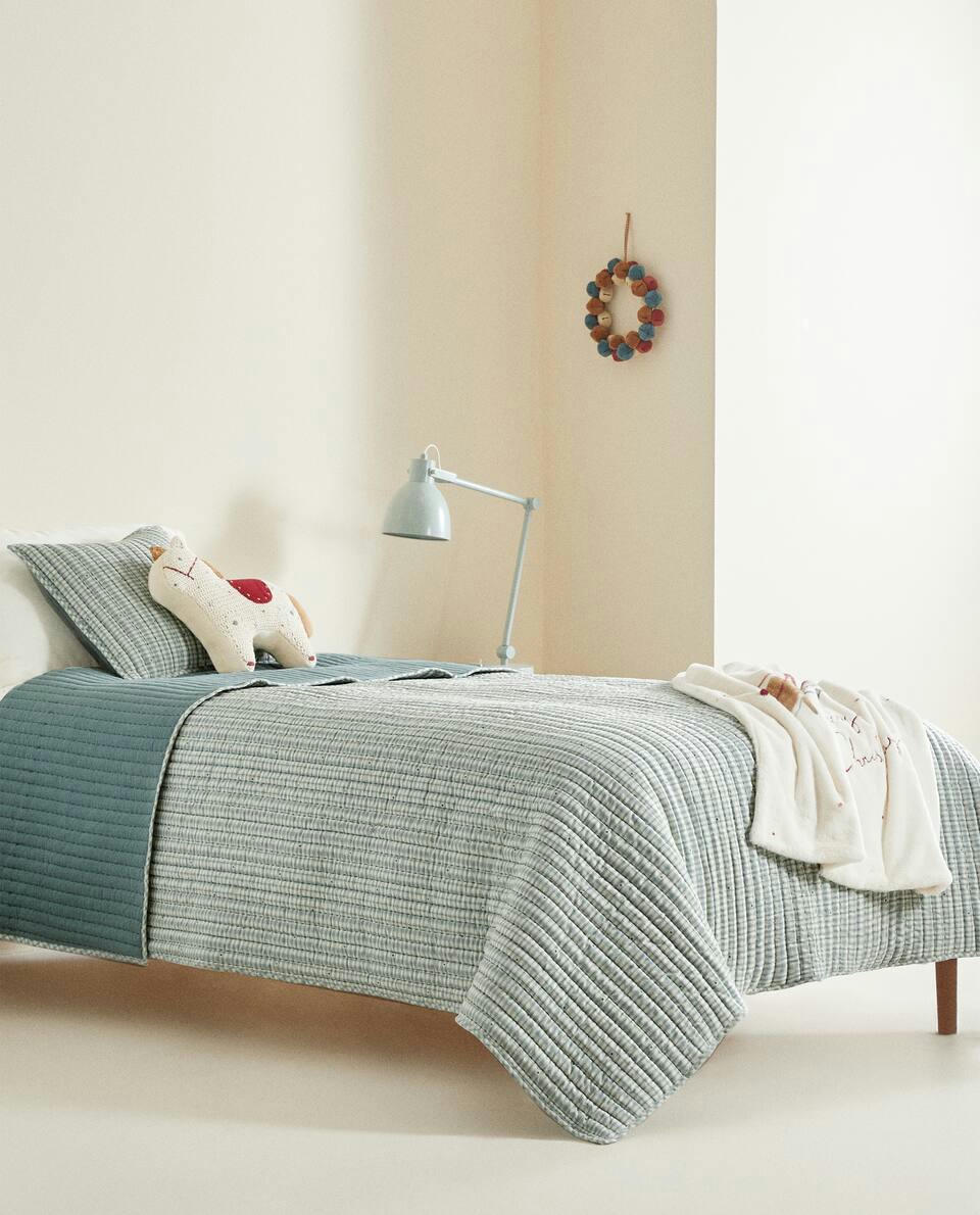 CHILDREN’S CHECKED CHRISTMAS QUILT