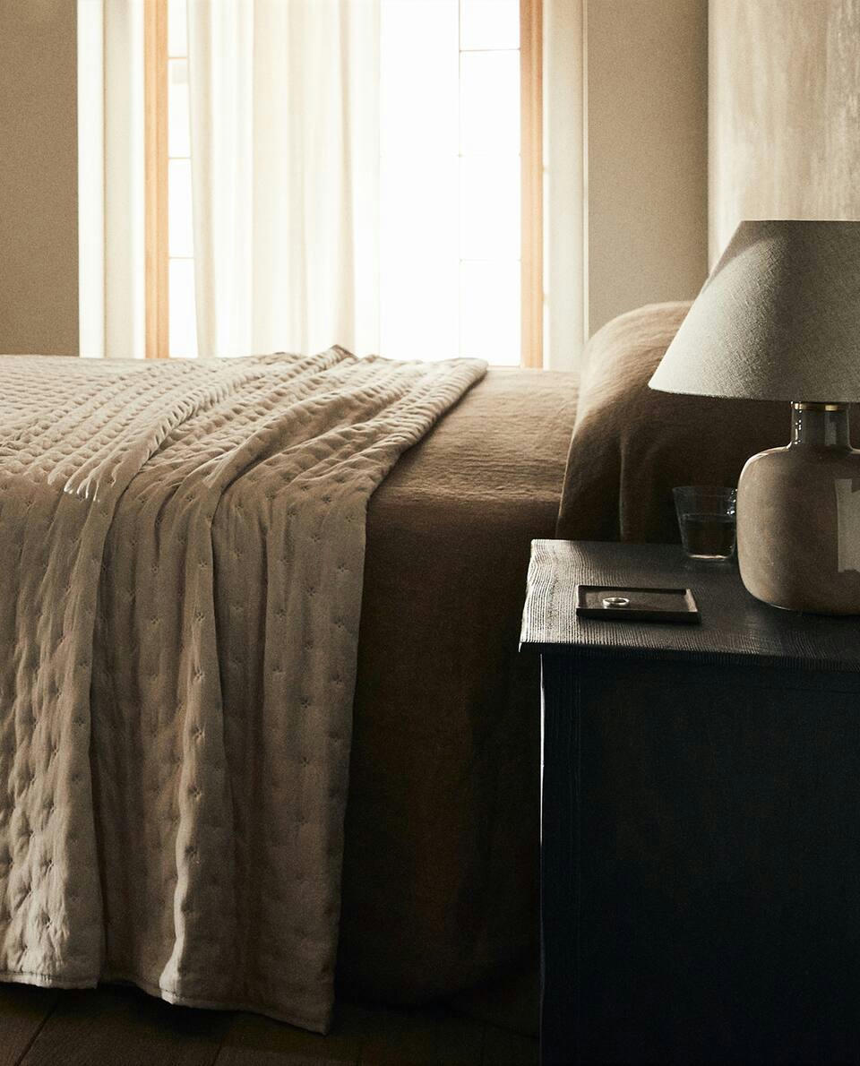 QUILTED QUILT WITH DOTS