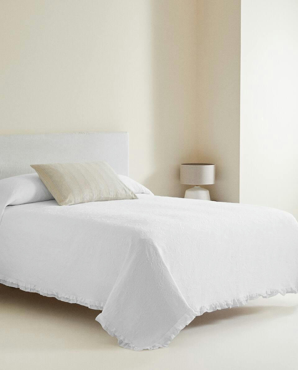 RUFFLE TRIM BEDSPREAD