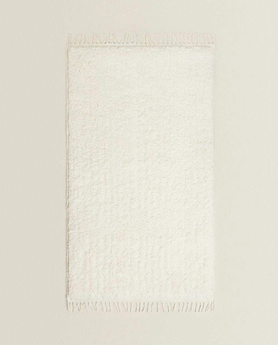TEXTURED RUG WITH FRINGING