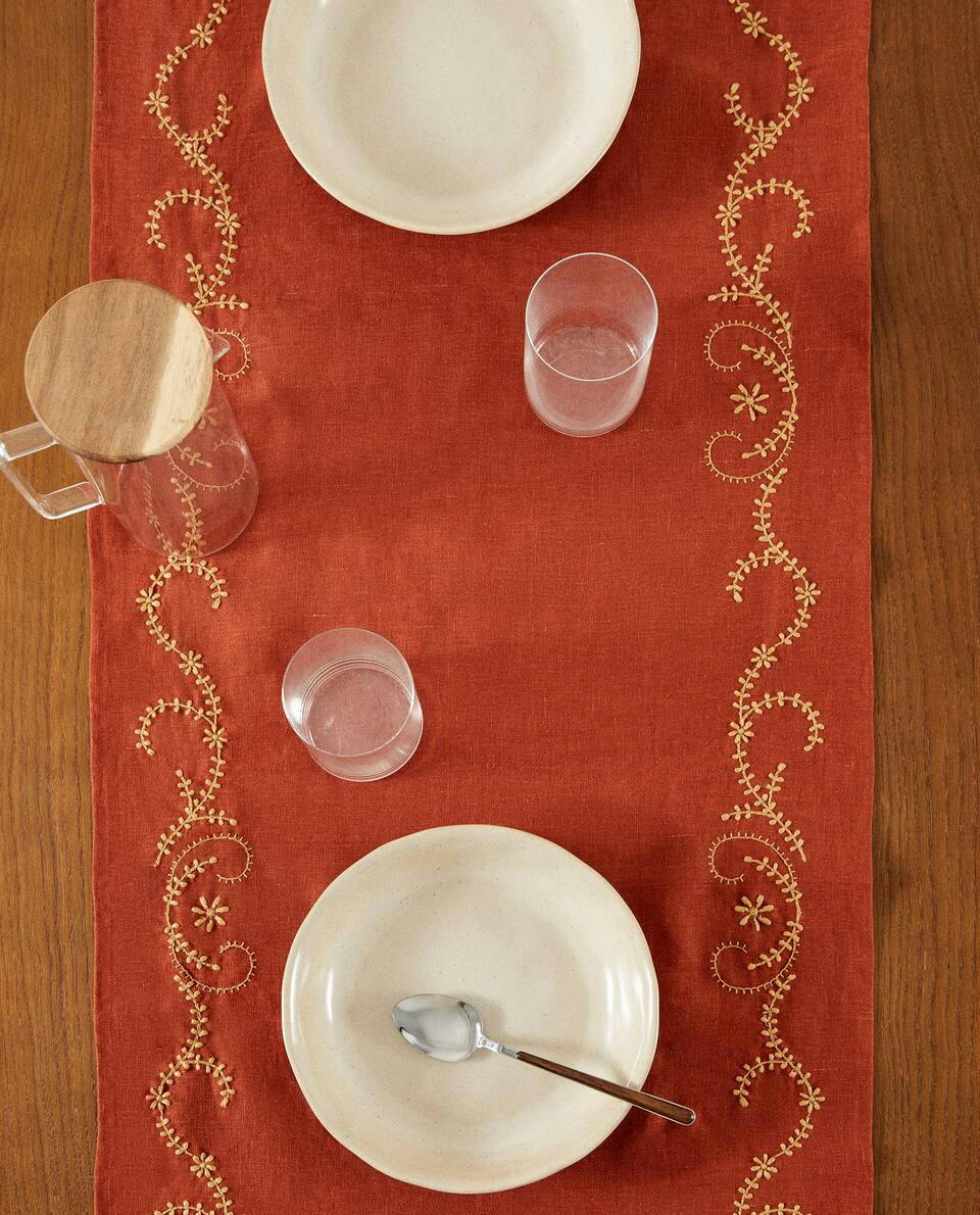 EMBROIDERED LINEN TABLE RUNNER