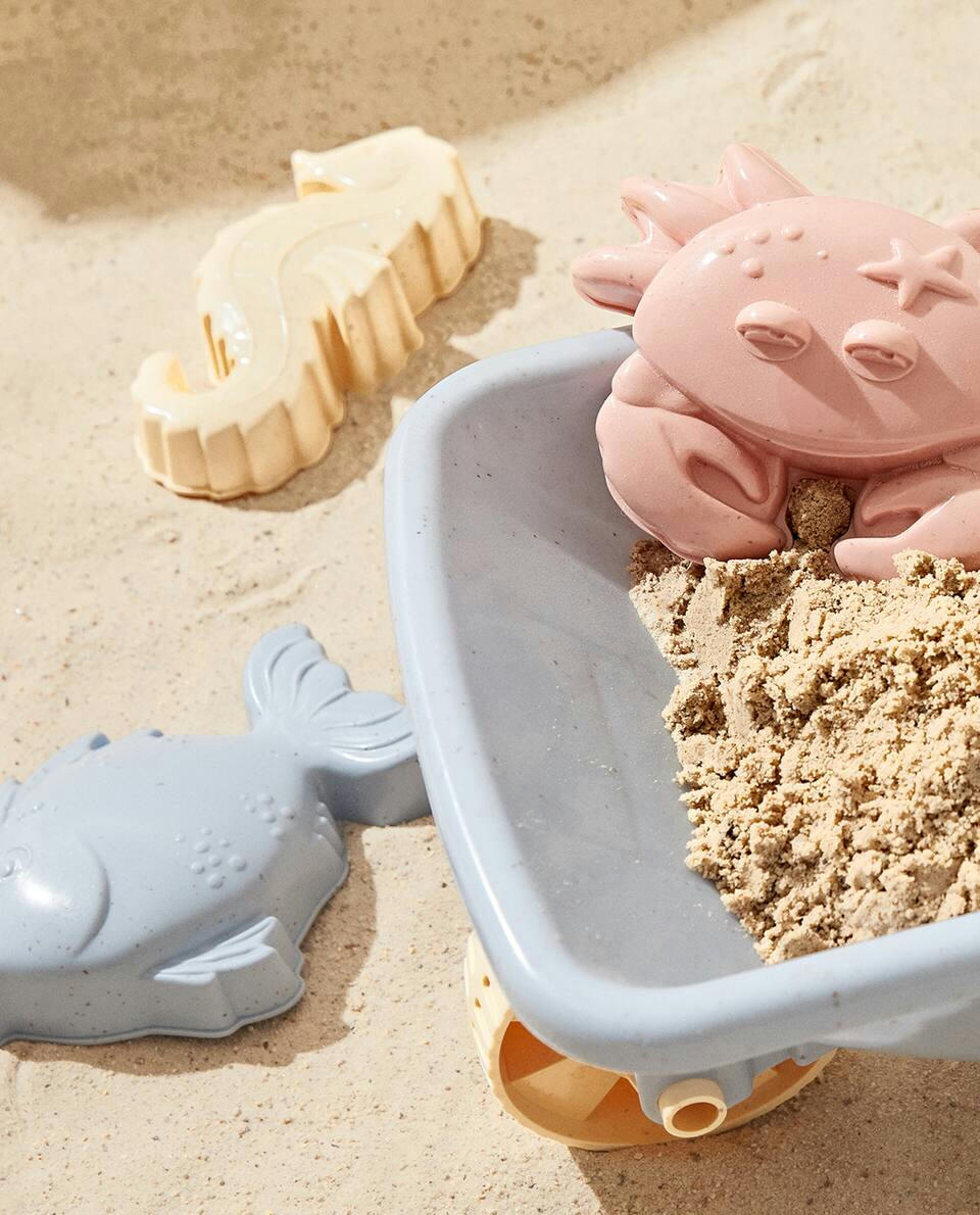 CHILDREN’S TOY SET OF MOULDS