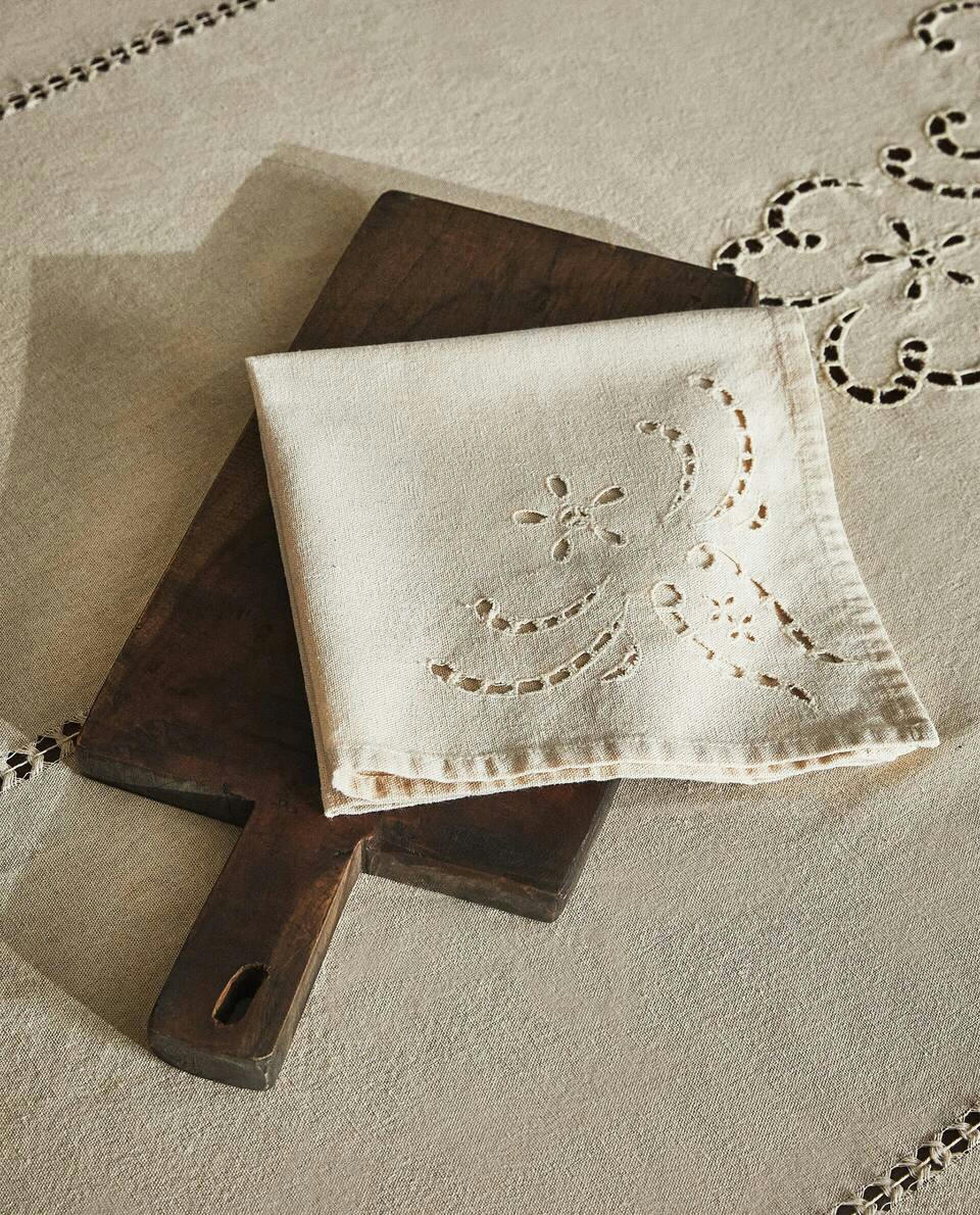 FLORAL EMBROIDERED NAPKINS (PACK OF 2)