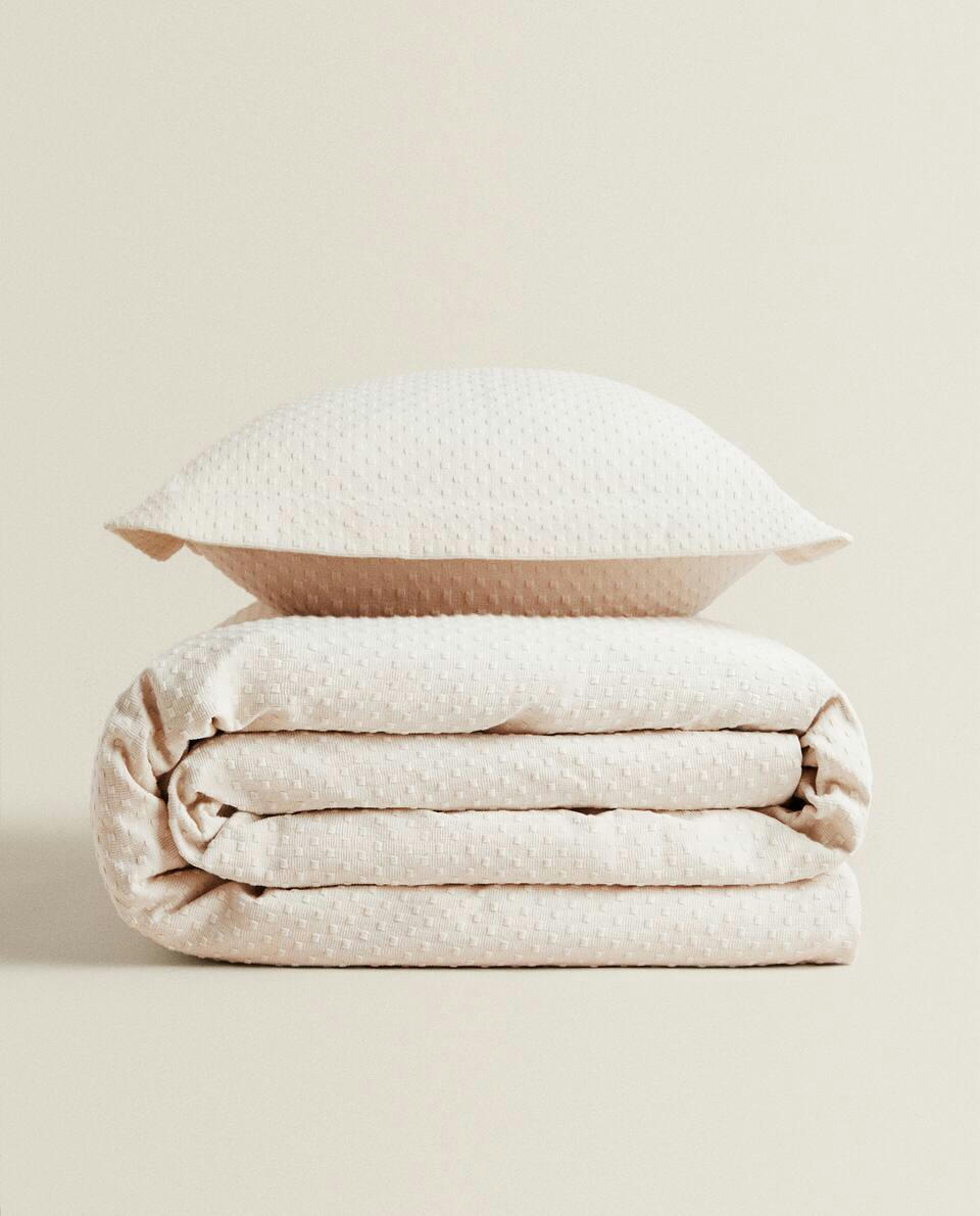 BEDSPREAD WITH POLKA DOT DESIGN