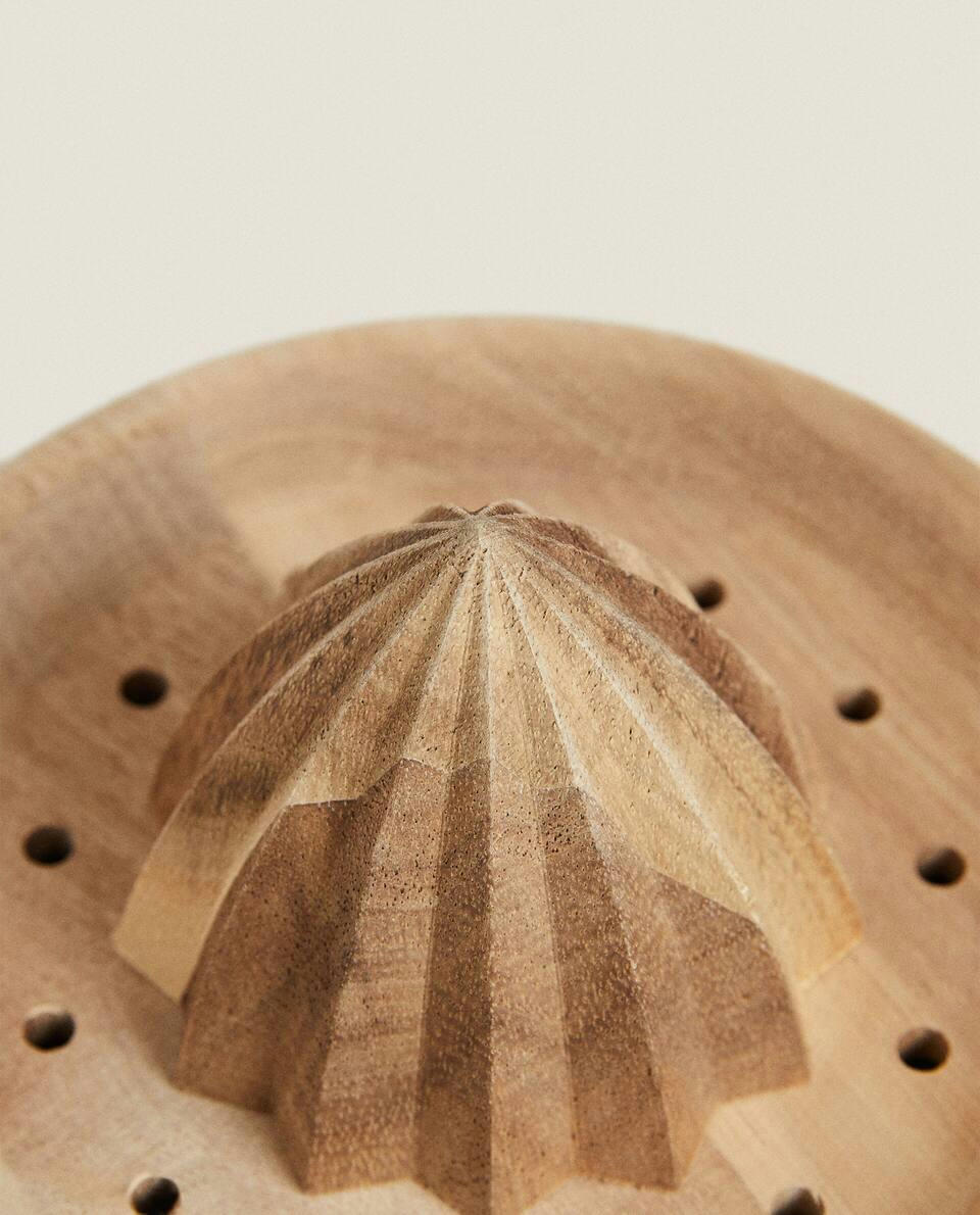 STONEWARE AND WOOD JUICER