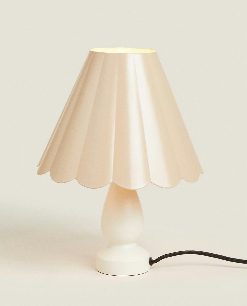 SCALLOPED METAL LAMP