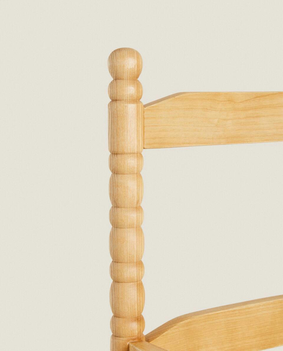 WOODEN ROCKING CHAIR