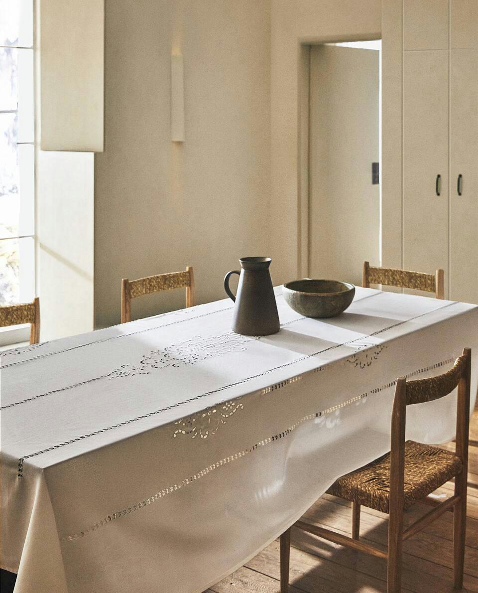 EMBROIDERED FLOWER TABLECLOTH