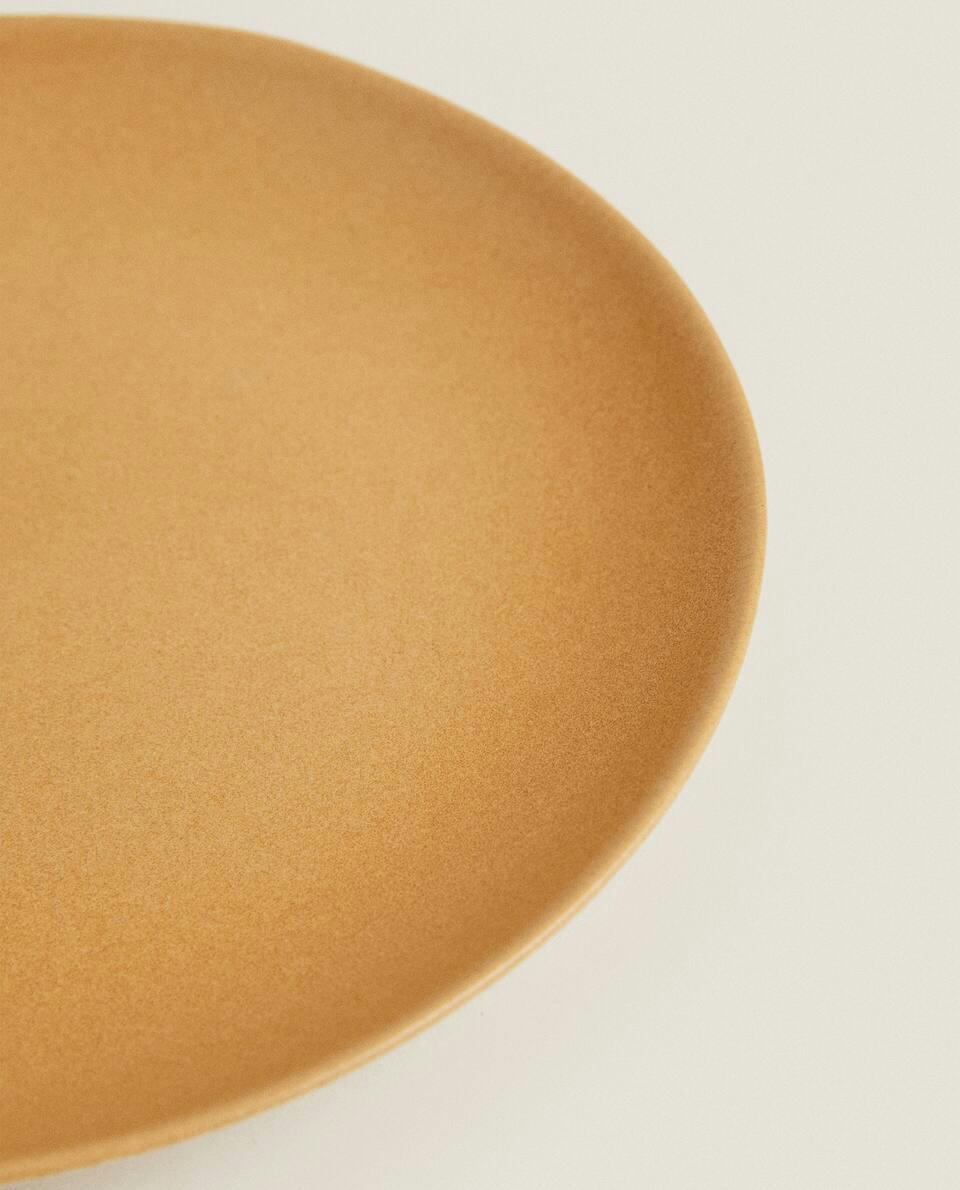 COLOURED STONEWARE TABLEWARE