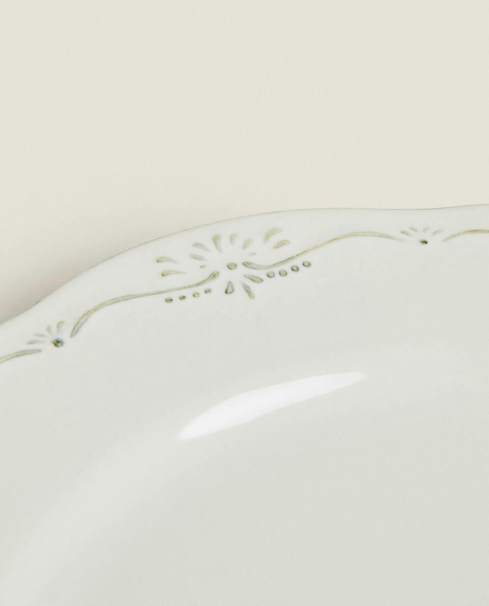 EARTHENWARE DINNER PLATE WITH RAISED CHRISTMAS DESIGN