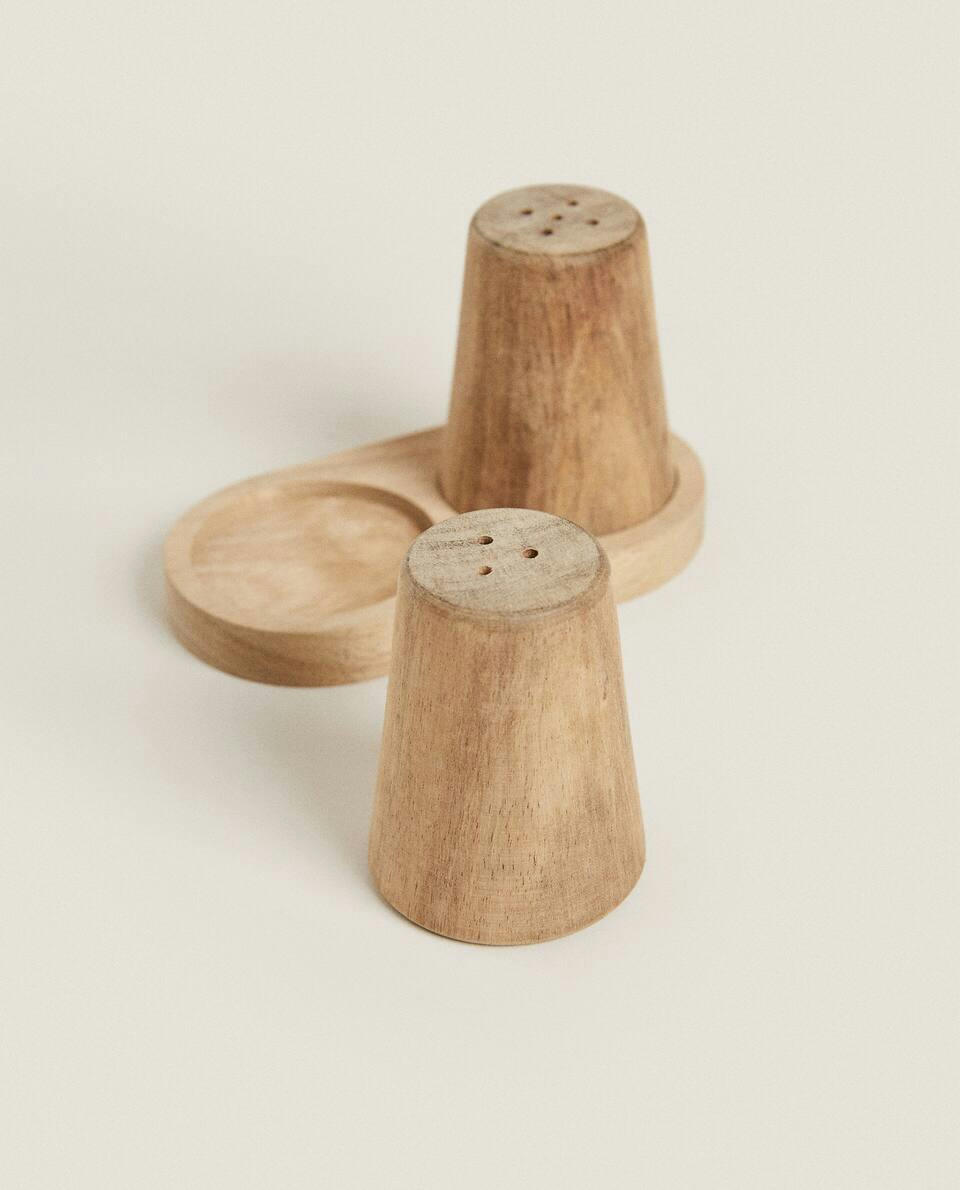 WOODEN SALT AND PEPPER SHAKER SET