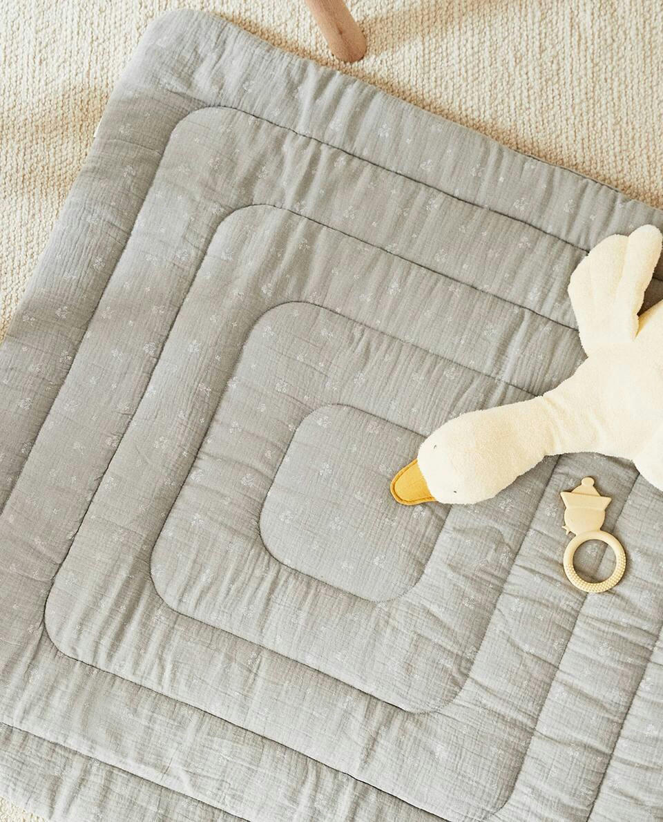 CLOVER PRINT PLAY RUG