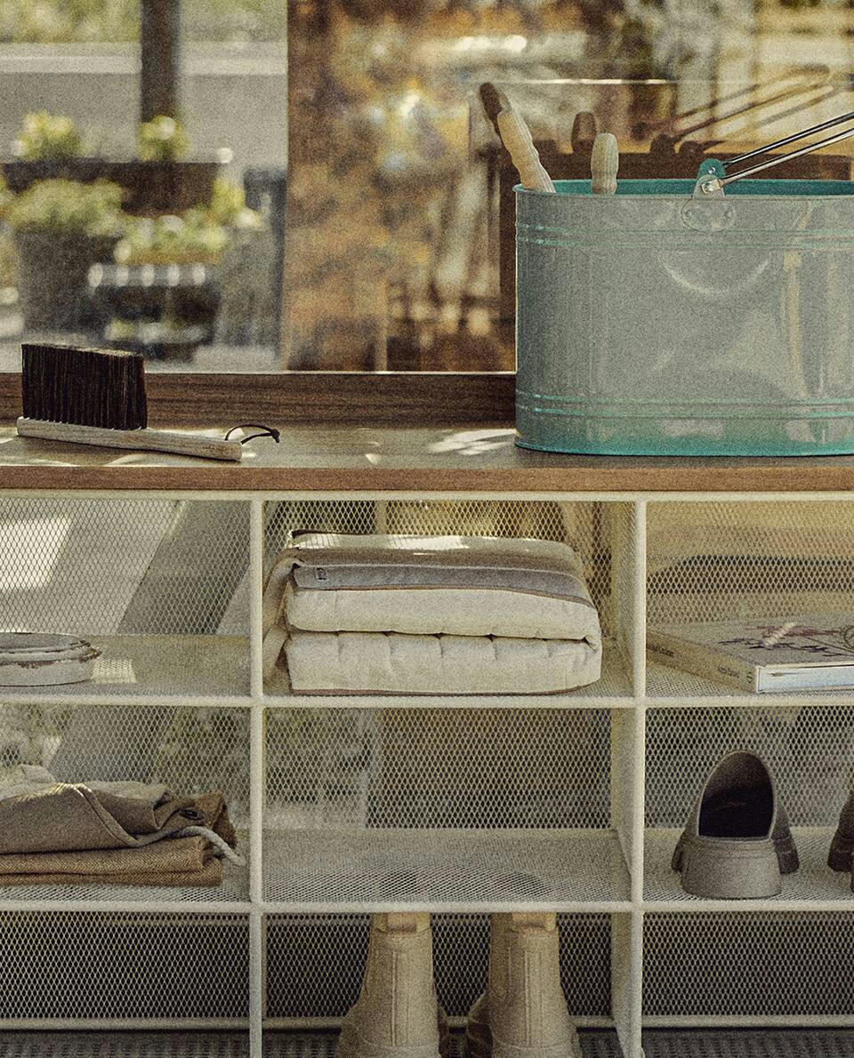 METAL AND WOOD BENCH