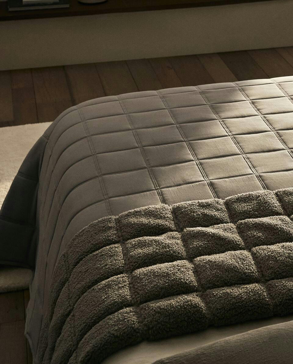 REVERSIBLE CHECKED QUILT