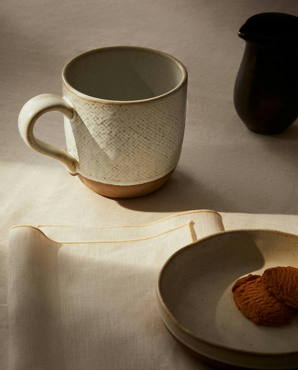 MUG WITH RAISED DESIGN