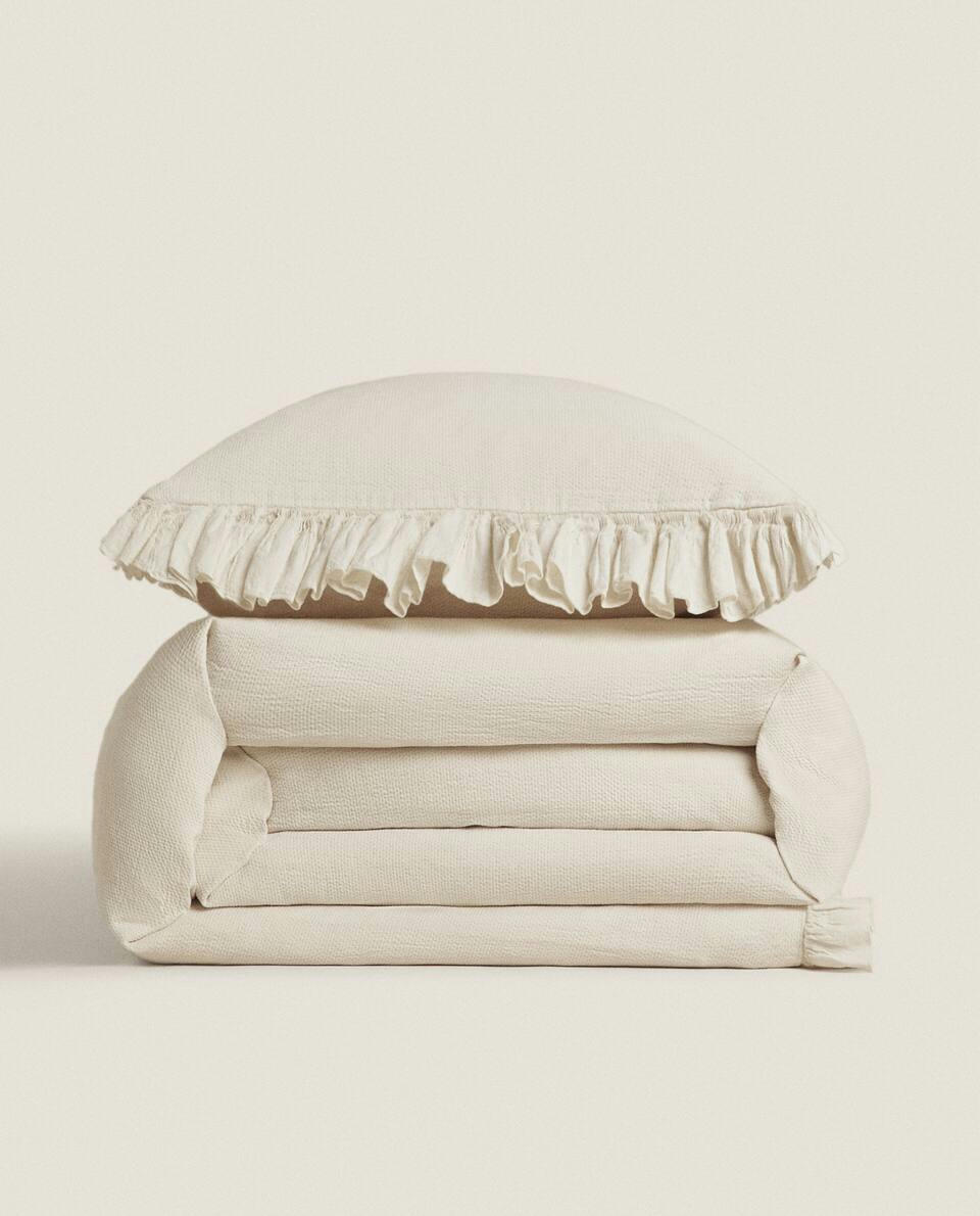 BEDSPREAD WITH PLEATED RUFFLE