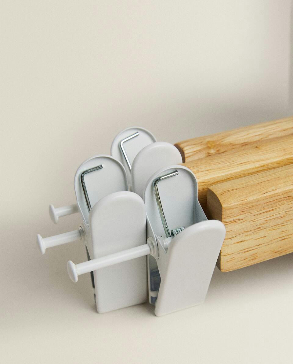 WOODEN HANGER WITH CLIPS (SET OF 3)