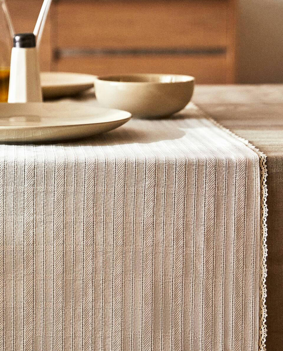 JACQUARD TABLE RUNNER