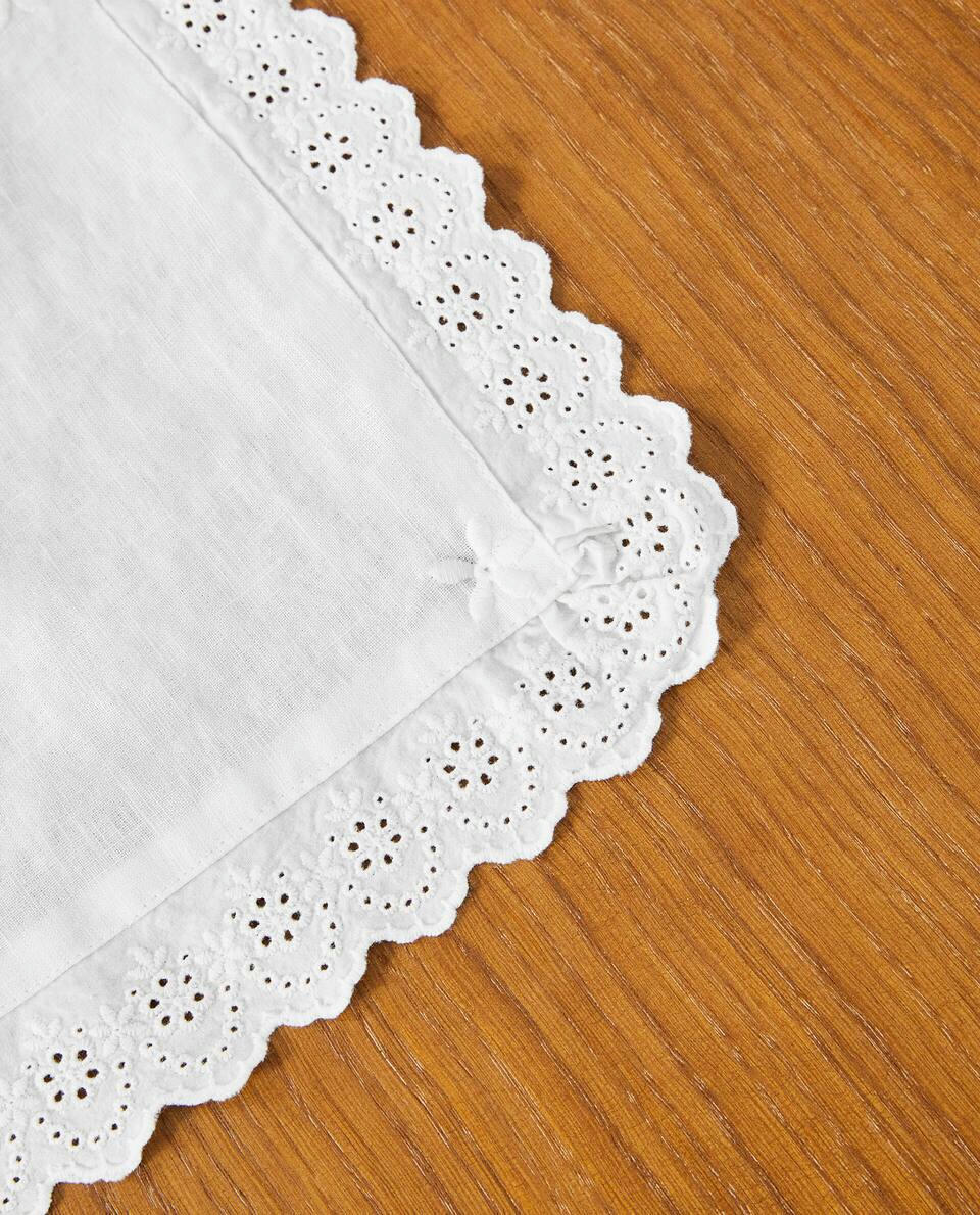 LINEN PLACEMAT WITH LACE TRIM