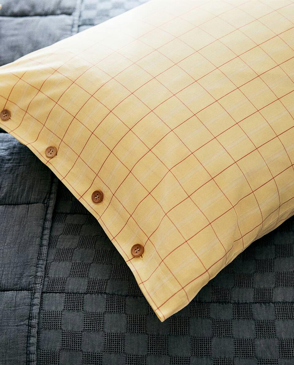 CHECKED PILLOWCASE