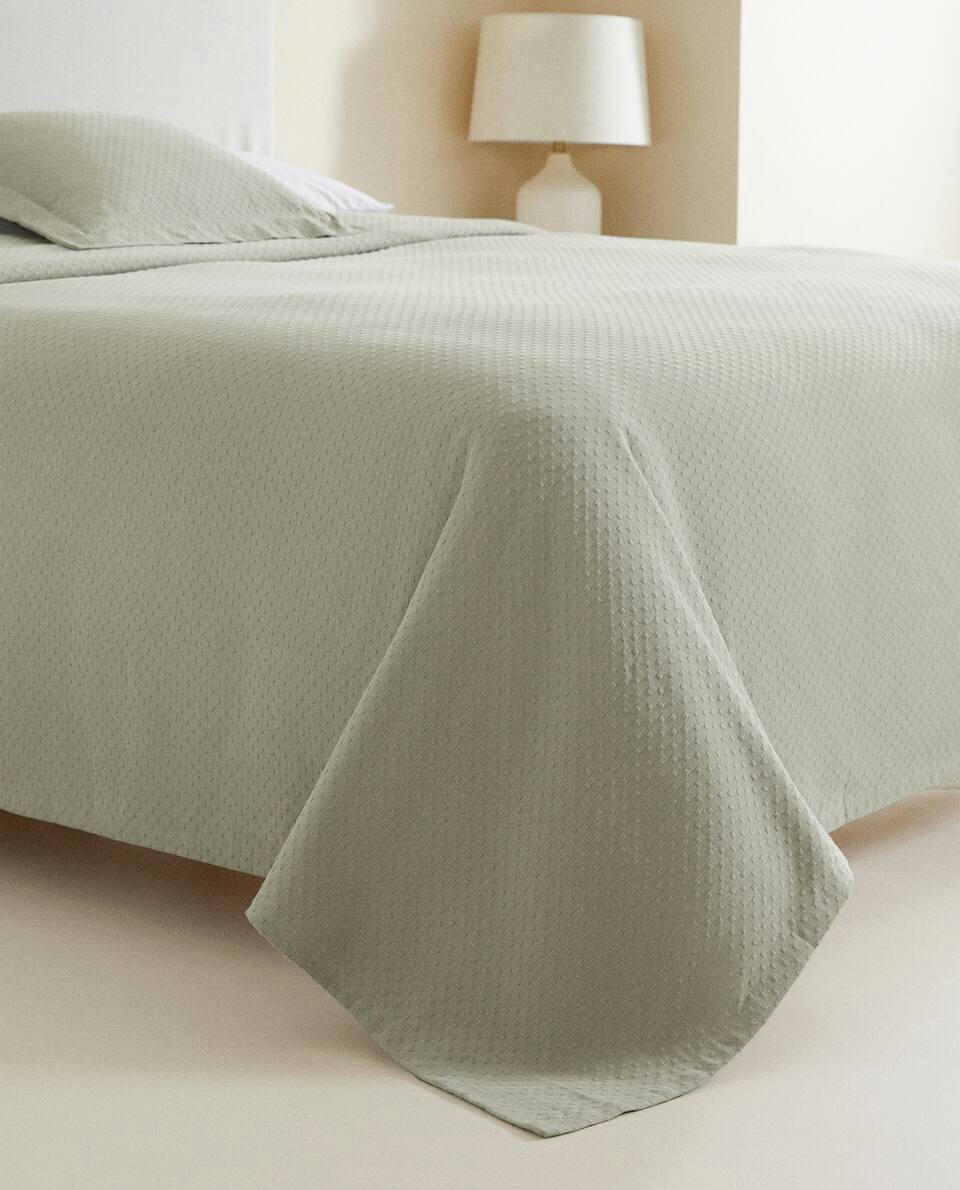 BEDSPREAD WITH POLKA DOT DESIGN