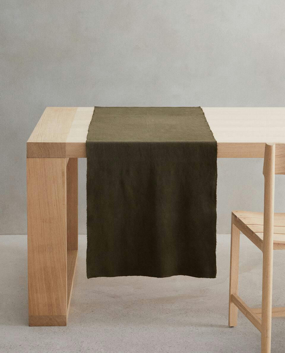 TABLE RUNNER 01