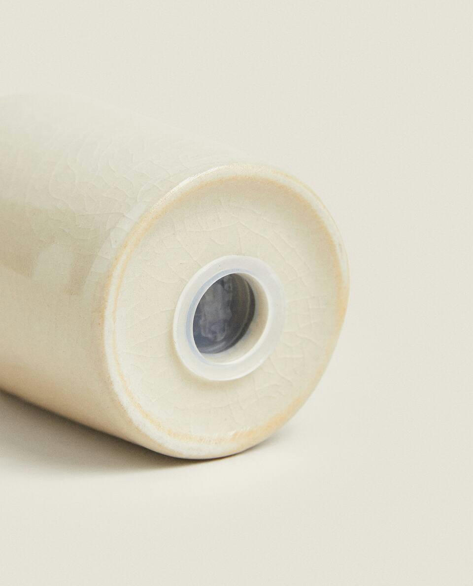 STONEWARE SALT AND PEPPER SET WITH RIM DETAIL