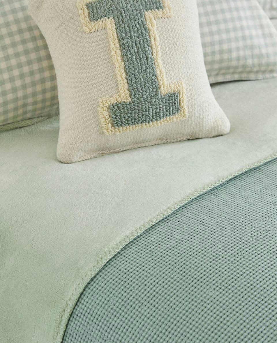 TEXTURED WAFFLE-KNIT BEDSPREAD