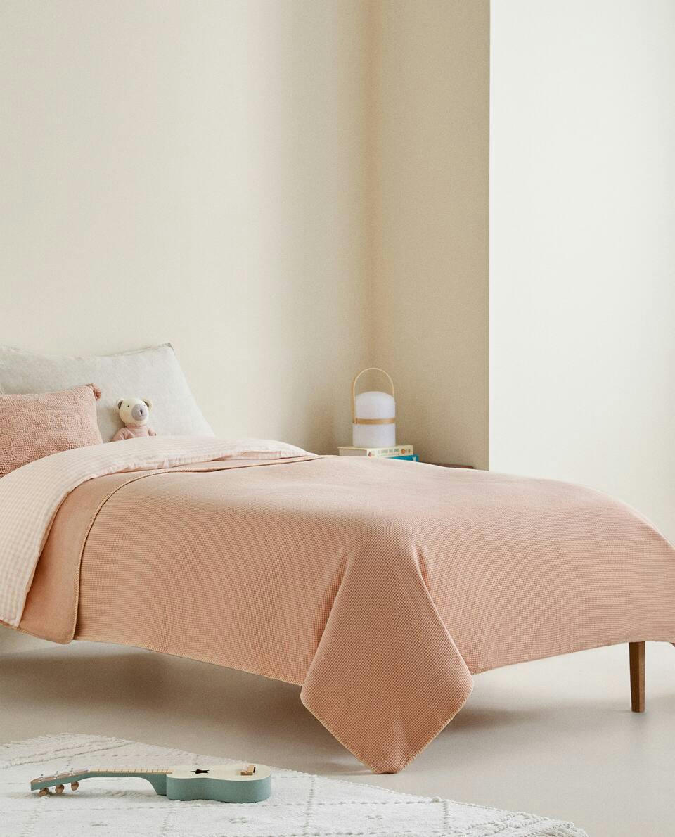 TEXTURED WAFFLE-KNIT BEDSPREAD