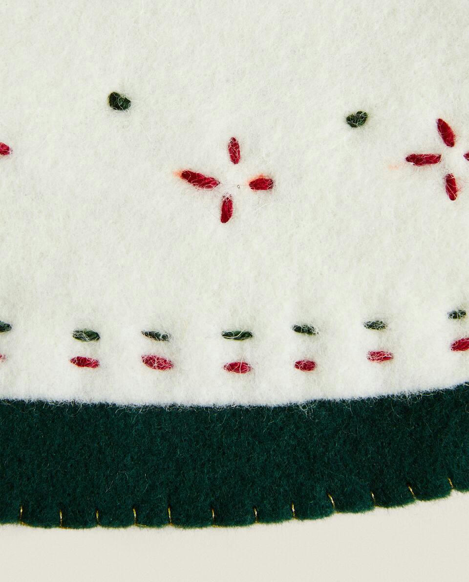 FELT TREE STAND CHRISTMAS DECORATION