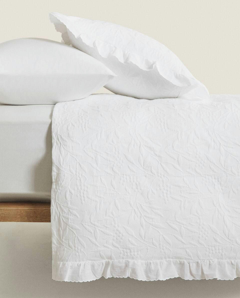 RUFFLE TRIM BEDSPREAD