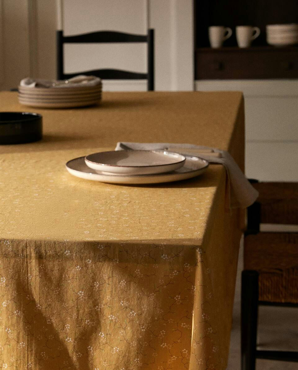 MINI FLORAL PRINT TABLECLOTH