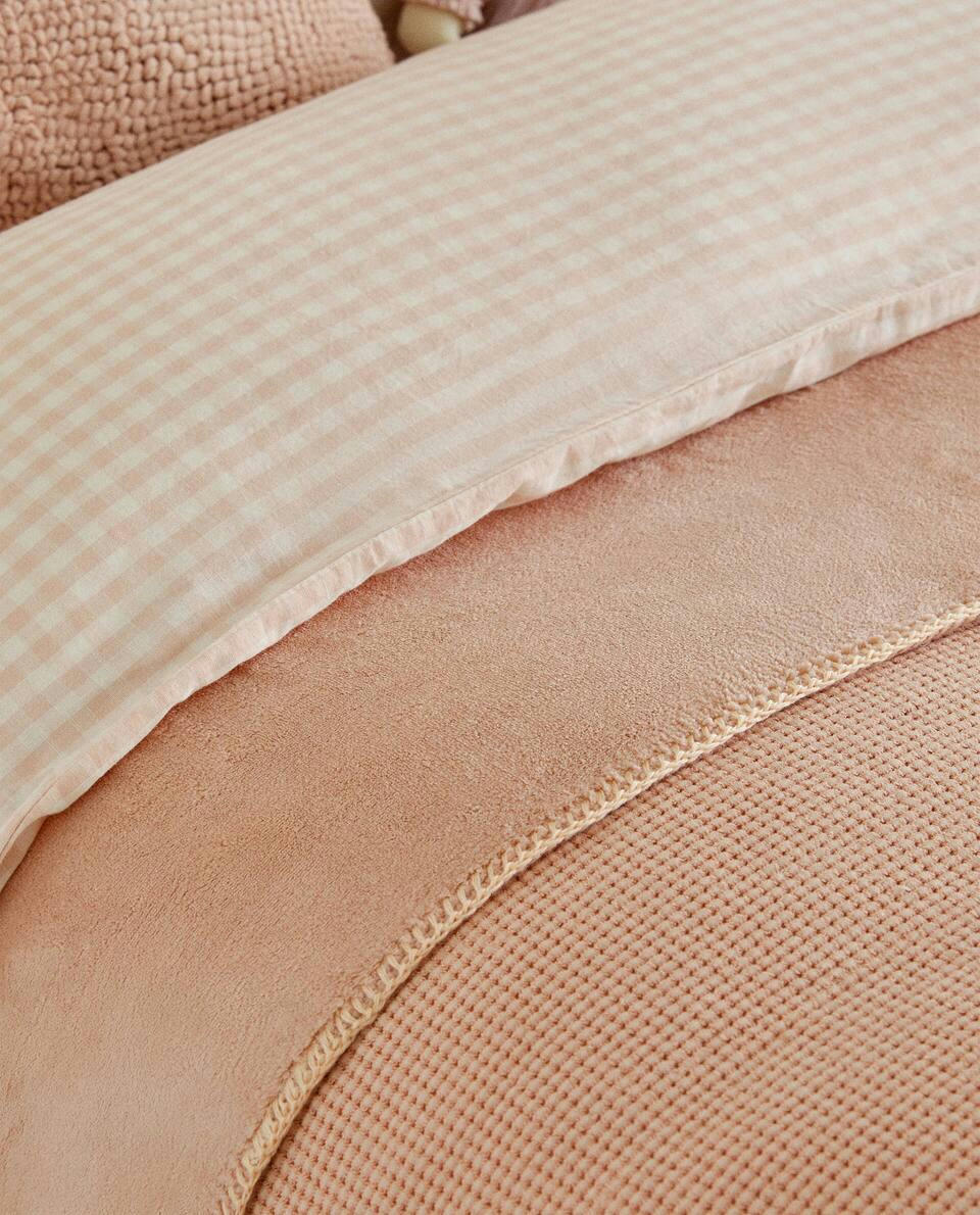 TEXTURED WAFFLE-KNIT BEDSPREAD