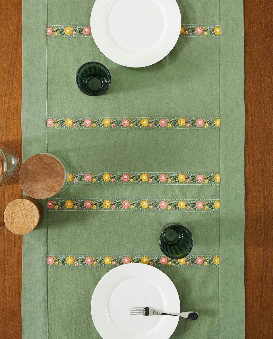 EMBROIDERED COTTON TABLE RUNNER