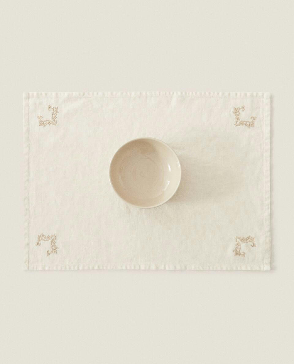 EMBROIDERED LINEN PLACEMAT