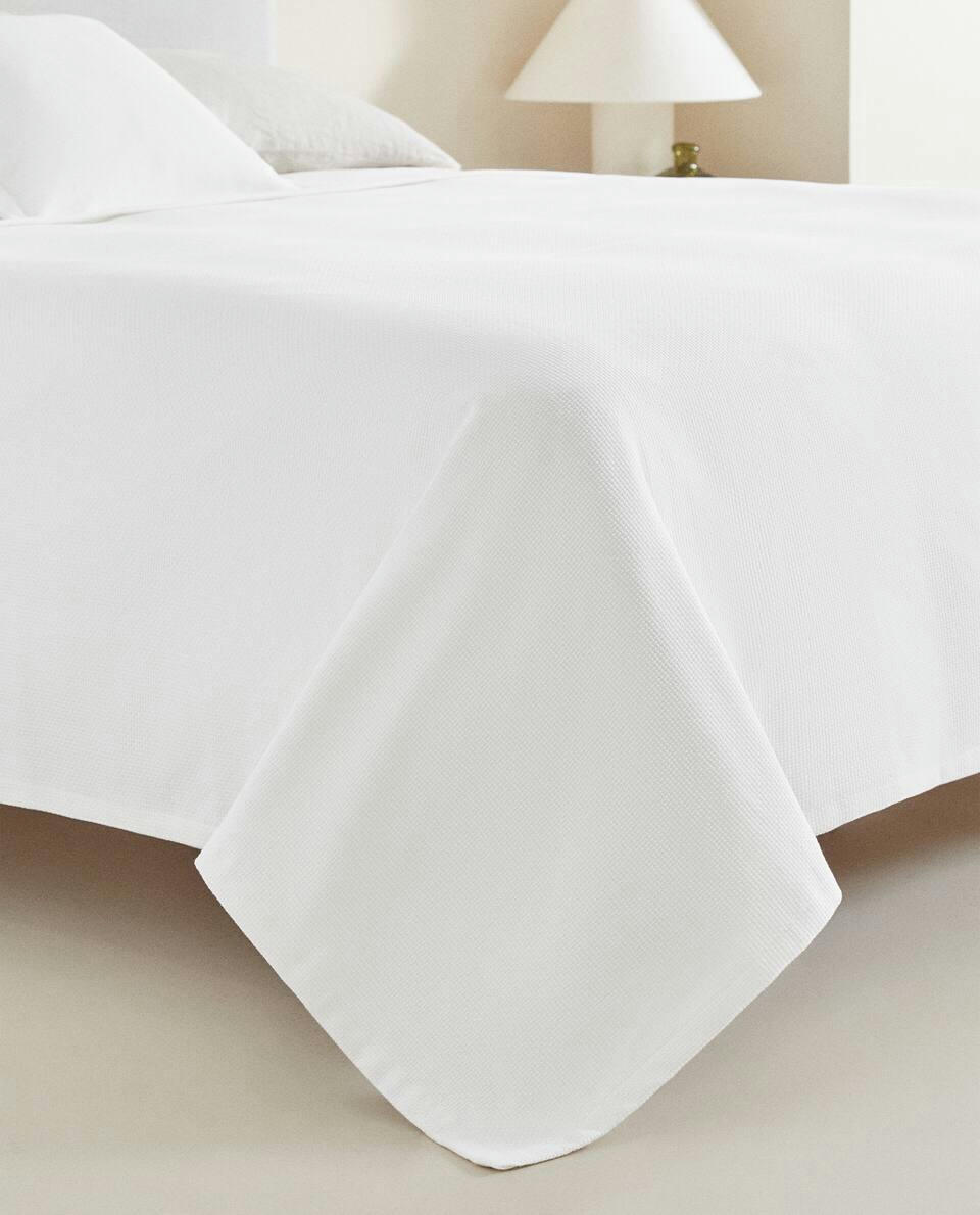TEXTURED BEDSPREAD