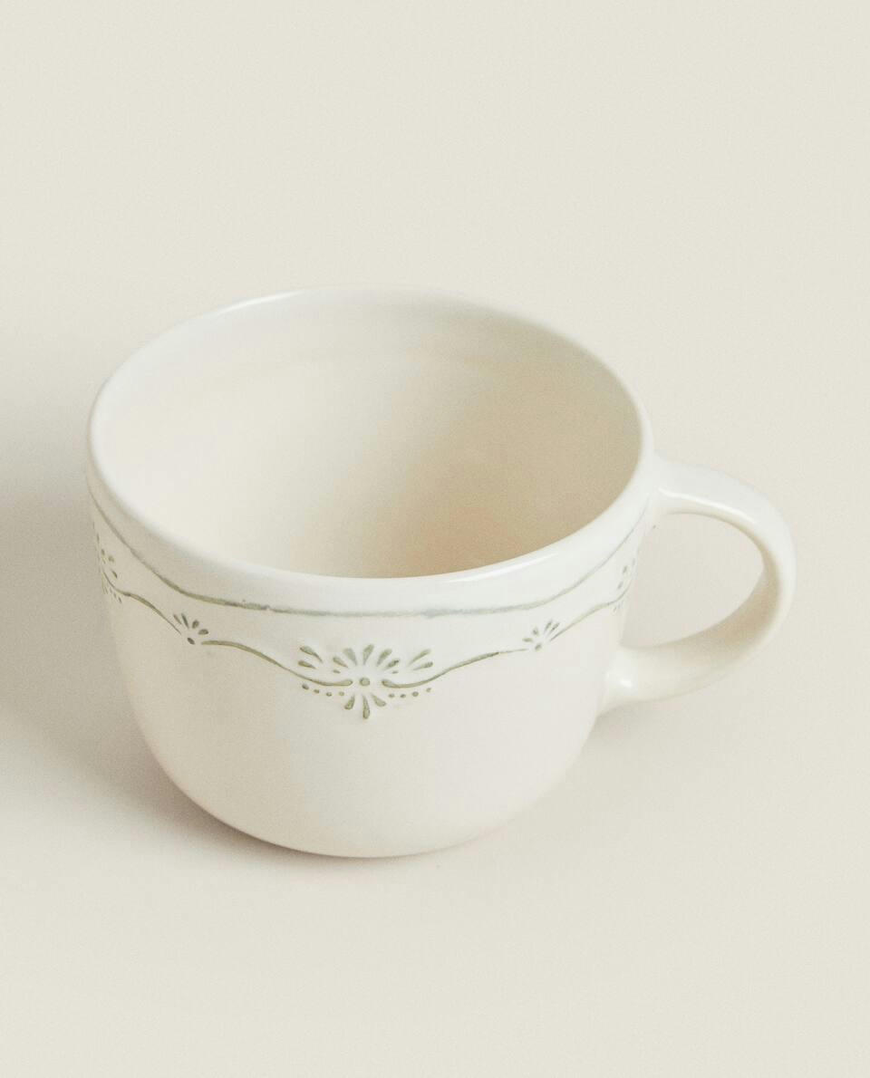 EARTHENWARE BREAKFAST MUG WITH RAISED CHRISTMAS DESIGN